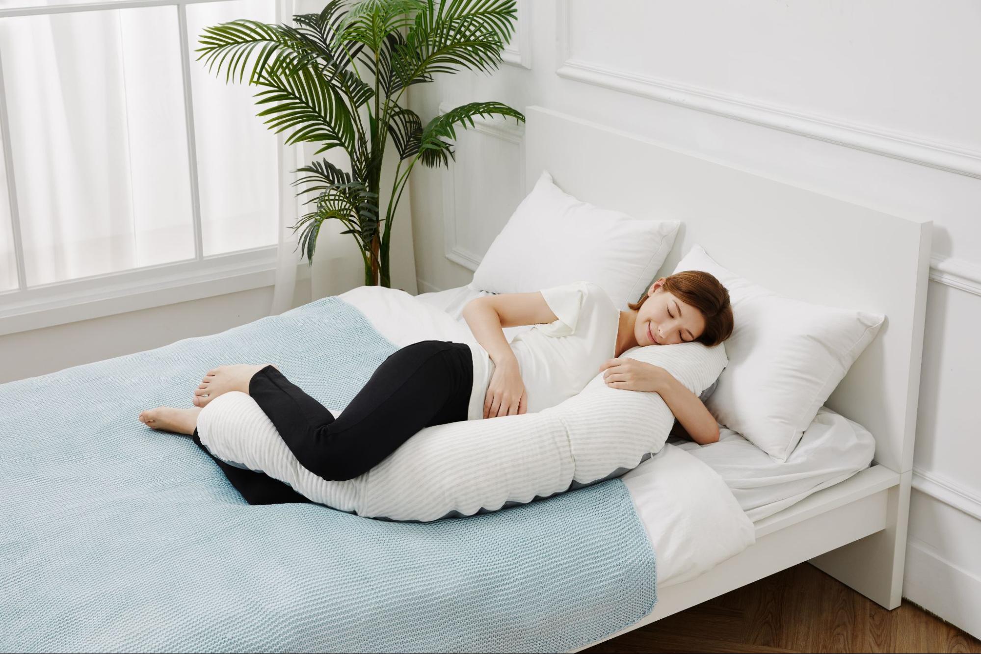 How to Sleep with a Pregnancy Pillow